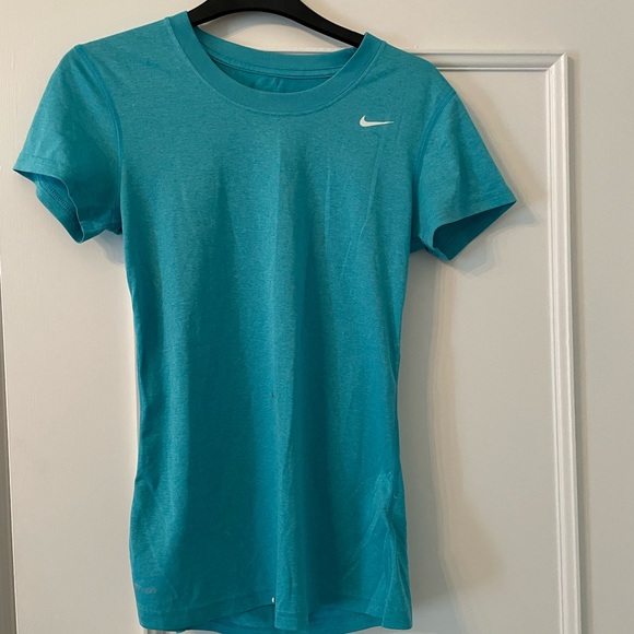 Nike women’s dry-fit shirt. Hardly worn. Xs in teal\aqua blue. - Picture 1 of 2